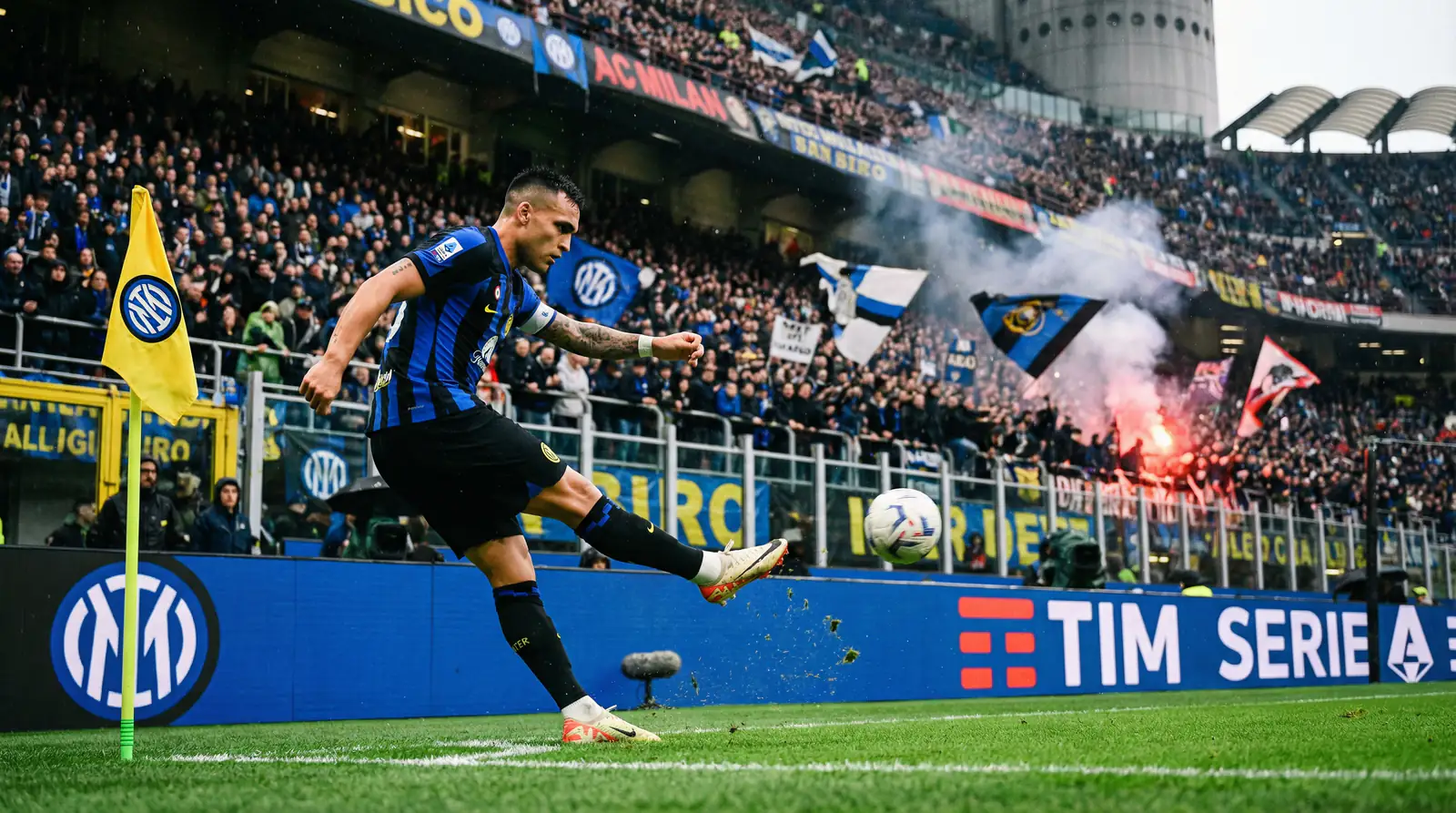 Jugador ejecutando un saque de esquina en un partido de la Serie A